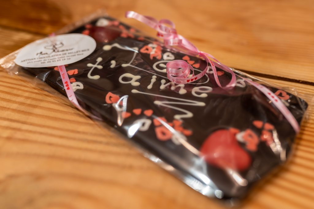 Carte postale en chocolat produite par un producteur local